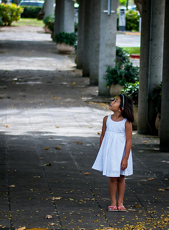 Girl looking up I Oahu Photographer