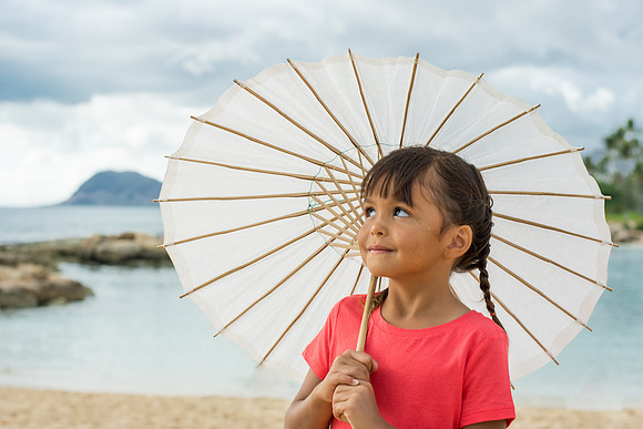 Child with parasol I Oahu Photographer