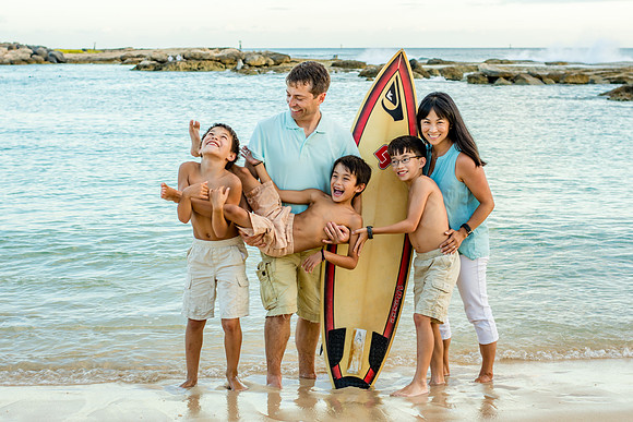Family with surfboard I Oahu photographer